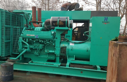 玉田发电机组如何判断水冷式机油散热器内部是否需要清洗？